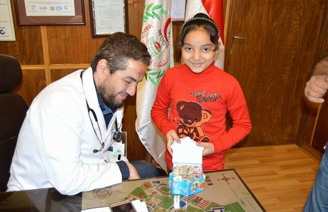طفلة تتبرع بـ مصروفها لمستشفى الأطفال بجامعة المنصورة