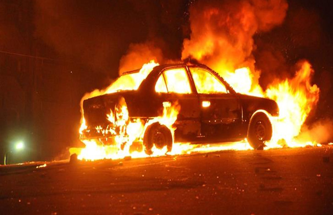 الحماية المدنية تسيطر على حريق نشب بسيارة ملاكي بعد اصطدامها بكشك بالمهندسين