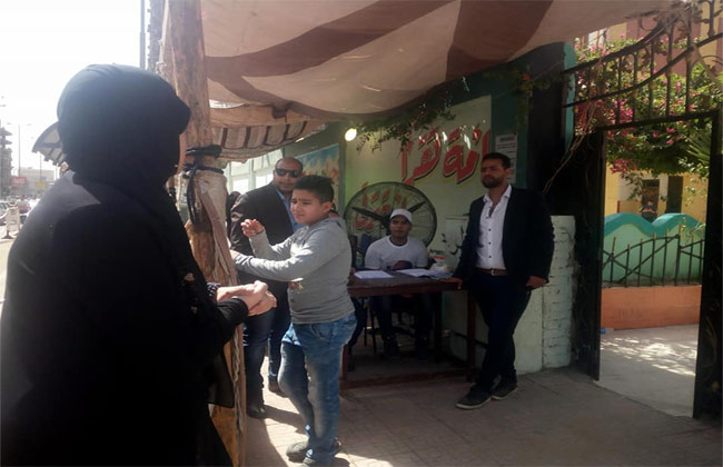 استمرار توافد المواطنين علي لجان الاقتراع بالدقي وأغاني حليم الوطنية أمام مدرسة عامر عبد المقصود| صور