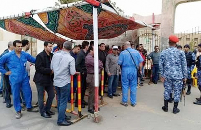 إقبال ملحوظ على اللجان الانتخابية بمدينتي رأس غارب ومرسى علم بالبحر الأحمر | صور