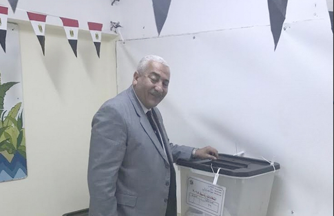 رئيس جامعة السادات بالمنوفية يدلي بصوته بمدرسة طابا الإعدادية في مدينة نصر | صور