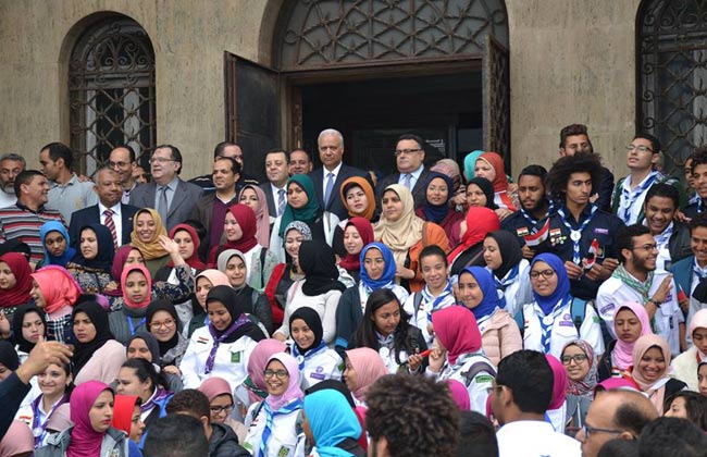 قيادات جامعة الإسكندرية يستقبلون الطلاب بعد تصويتهم في الانتخابات | صور