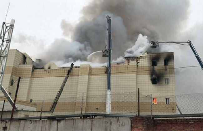 تحسن حالة طفل قفز من الطابق الرابع هربا من حريق المركز التجاري بروسيا