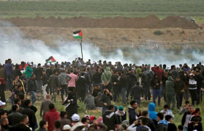 قوات الاحتلال تطلق الغاز المسيِّل للدموع على محتجين عند حدود غزة