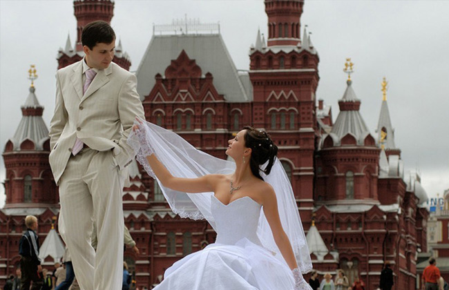 الأسماء المتشابهة وتناول اللبن بالملعقة واختبارات الزواج  عادة غريبة لن تجدها إلا في روسيا