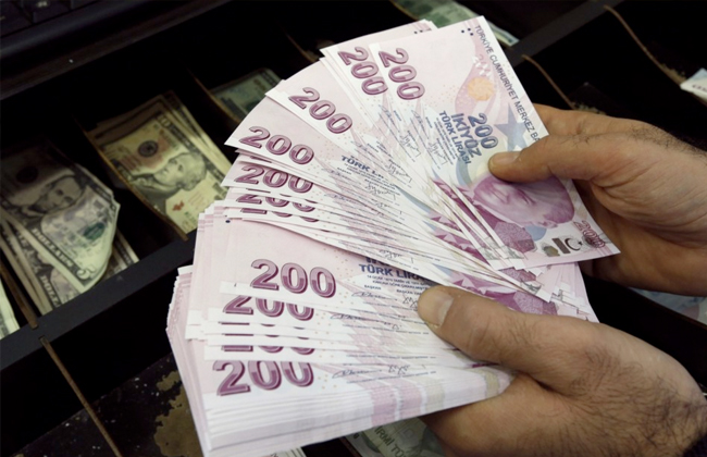 الليرة التركية تتراجع أمام الدولار بسبب مخاوف من عقوبات أمريكية