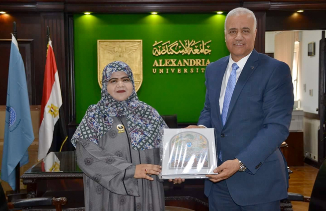 جامعة الإسكندرية تستقبل الملحق الثقافي لسفارة سلطنة عمان لبحث التعاون | صور