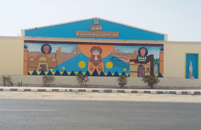 طلاب كلية التربية النوعية بقنا ينتهون من تطوير مدخل مدينة نقادة الصحراوي | صور        