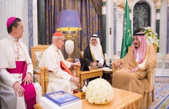 العاهل السعودي يستقبل رئيس المجلس البابوي للحوار بين الأديان