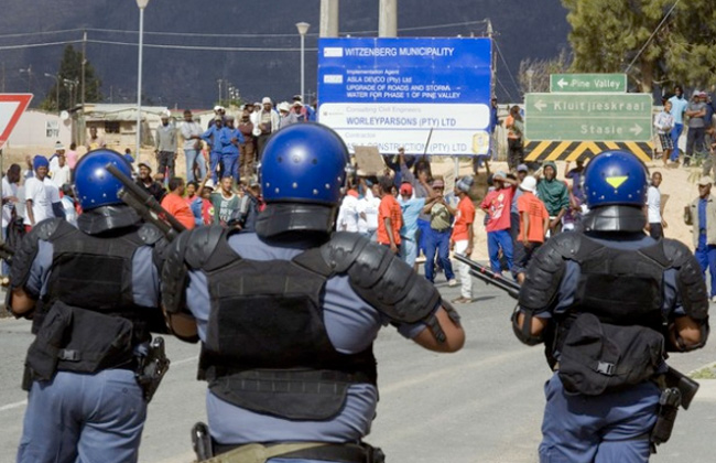 الشرطة تطلق الرصاص المطاطى على متظاهرين قبل وصول الرئيس فى جنوب إفريقيا