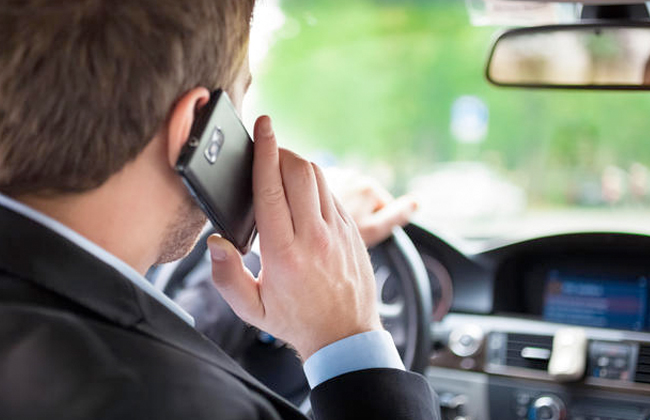 حملات المرور تضبط 483 مخالفة التحدث في الهاتف المحمول أثناء القيادة