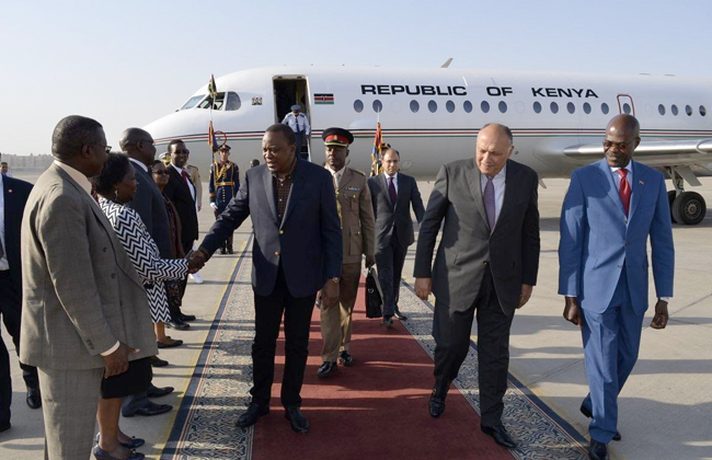 وزير الخارجية يلتقي الرئيس الكيني خلال توقفه بمطار القاهرة