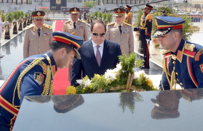 الرئيس السيسي يضع إكليلا من الزهور على النصب التذكاري لشهداء القوات المسلحة