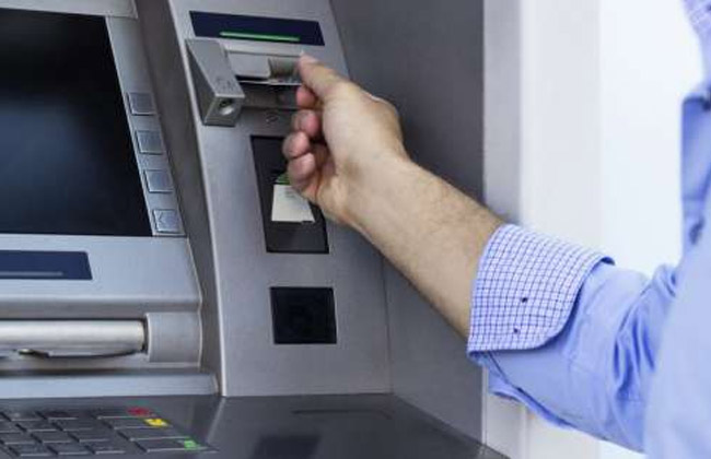 المالية ماكينات للصرف الآلي بمحطات المترو لفك العملات الورقية 