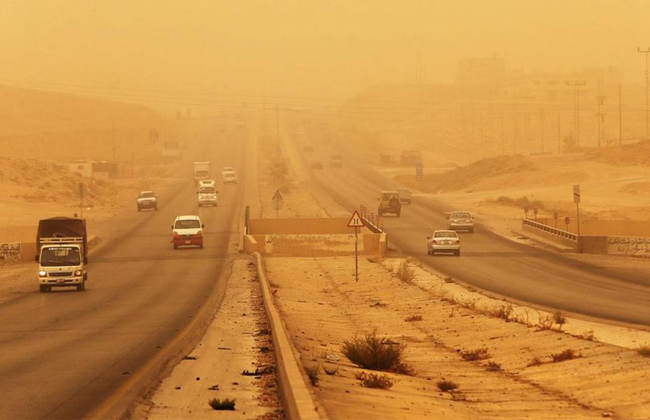 إغلاق طريق رأس غارب  الشيخ فضل إثر عاصفة ترابية تجتاح البحر الأحمر | صور