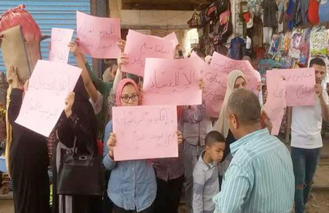 تجمع أولياء أمور طلاب إحدى المدارس أمام مديرية التعليم بالباجور احتجاجا على إنهاء تعاقد مدرس | صور
