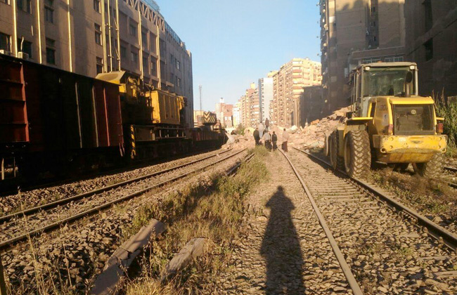 انتظام حركة القطارات على خط القاهرة الإسكندرية بعد تأثرها بسقوط عمارة سكنية على السكة الحديد   