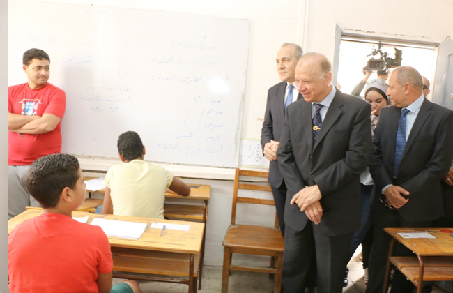 محافظ القاهرة يتفقد سير امتحانات الشهادة الإعدادية | صور