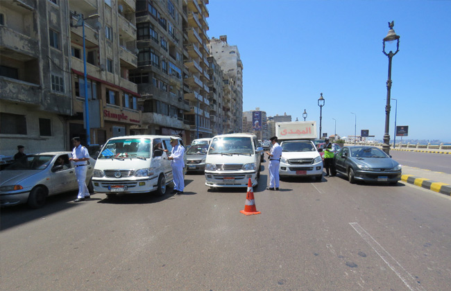 حملات مرورية بشوارع الإسكندرية لمنع التكدس والزحام في رمضان | صور 