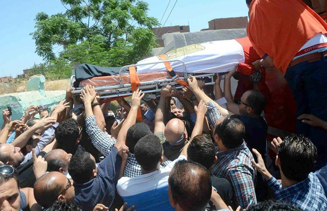 تشييع جثمان الشهيد الرائد عبد المجيب الماحي فى جنازة عسكرية بمسقط رأسه بالغربية | صور
