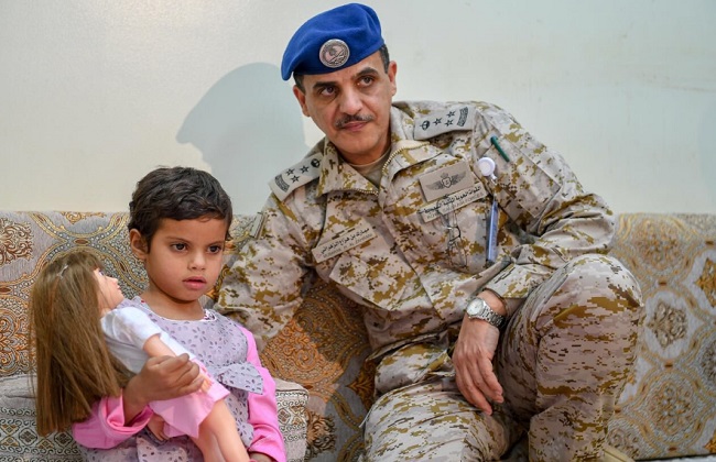 التحالف العربي يسلم طفلة استخدمتها ميليشيات الحوثي كدرع بشرية| صور