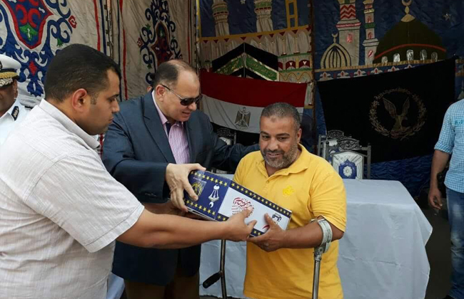 مساعد وزير الداخلية لقطاع أمن الجيزة يسلم هدايا مقدمة من الوزارة للمواطنين بمنطقة إمبابة