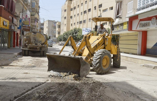 مساعد محافظ كفر الشيخ يتابع الأعمال التمهيدية لرصف شارع الحكيم لقمان | صور