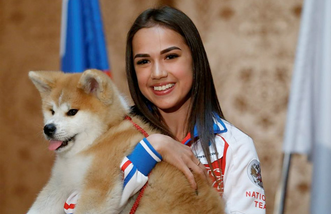 رئيس وزراء اليابان يمنح كلبا لبطلة التزلج الروسية ألينا زاجيتوفا |صور -  بوابة الأهرام