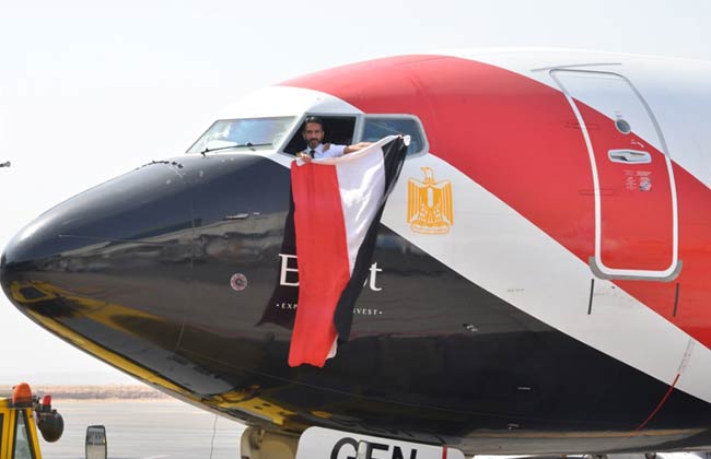علم مصر يزين طائرة مصر للطيران التي تقل المنتخب إلى روسيا |صور