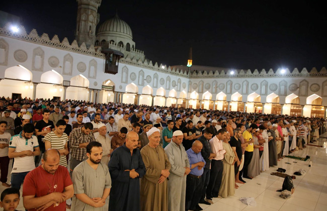 الآلاف يؤدون صلاة التراويح ويختمون القرآن في الجامع الأزهر | صور