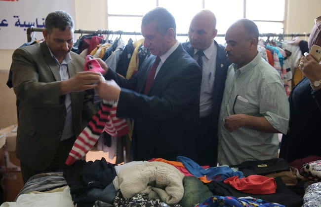 محافظ كفرالشيخ يوزع ملابس العيد و شهادة أمان على الأرامل والمطلقات | فيديو 