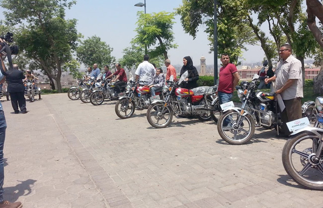 محافظ القاهرة يسلم  دراجة بخارية لمتحدي الإعاقة