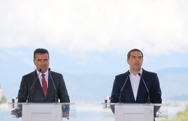 رئيسا وزراء اليونان ومقدونيا يصلان لحضور توقيع اتفاق لإنهاء خلاف مستمر منذ عقود