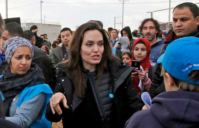 أنجلينا جولي تزور مخيما للاجئين السوريين في شمال العراق