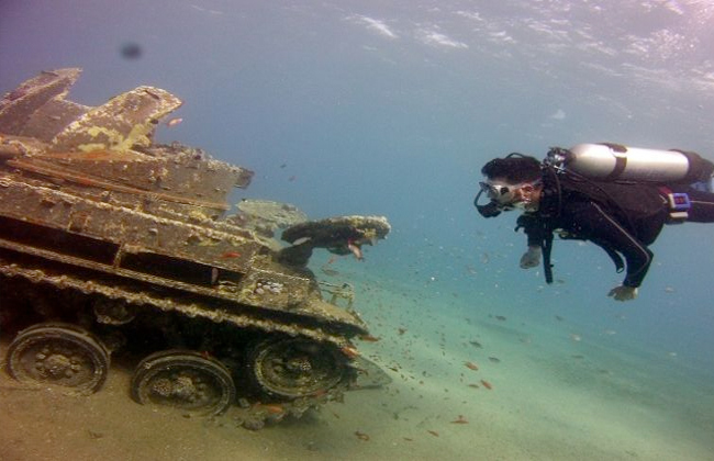 إنزال معدات حربية قديمة بمناطق الغوص بالبحر الأحمر  