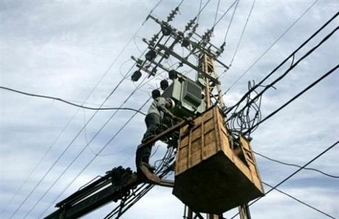 قطع الكهرباء عن عدة مناطق بمدينة إسنا جنوب الأقصر السبت