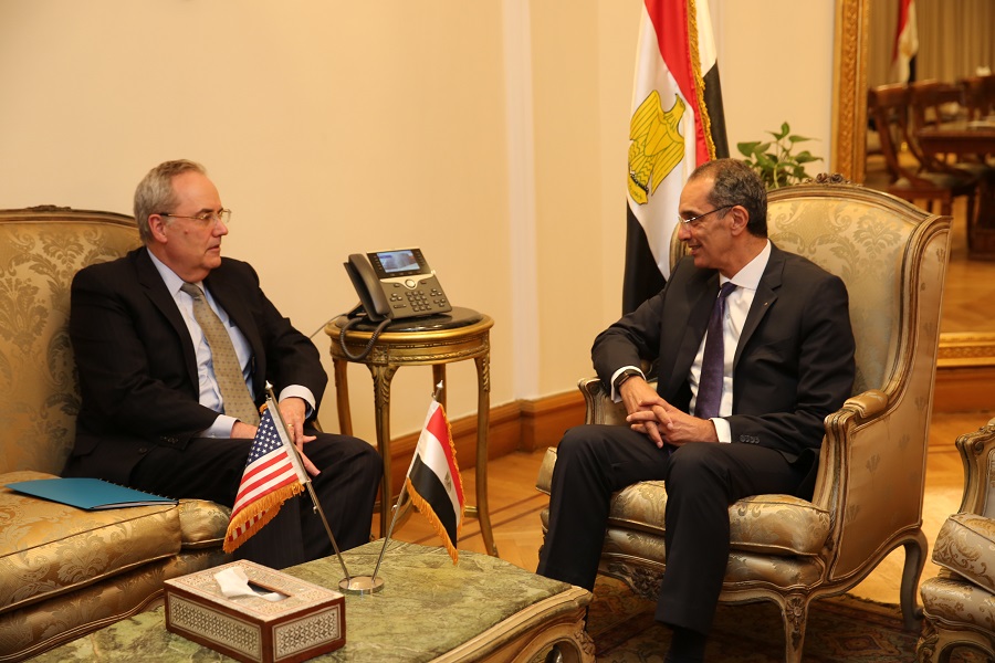 عمرو طلعت وزير الاتصالات مع القائم بأعمال سفير الولايات المتحدة بالقاهرة