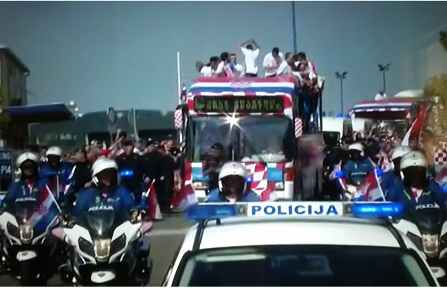المنتخب الكرواتي يصل بلاده وسط استقبال جماهيري حافل | فيديو وصور