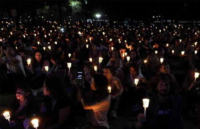 سكان برانسون الأمريكية يشعلون الشموع حزنا على ضحايا مركب سياحي