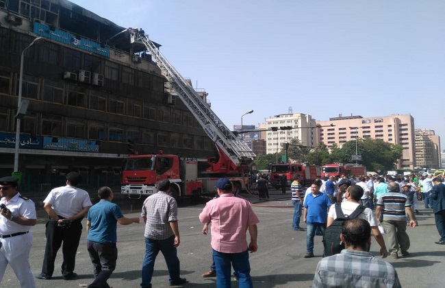 السيطرة علي حريق نقابة التجاريين في شارع رمسيس بوسط القاهرة