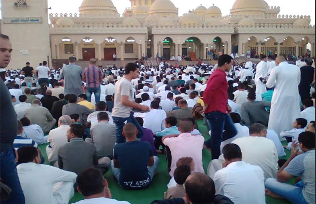 آلاف المواطنين يؤدون صلاة عيد الأضحى بمسجد الميناء الكبير في الغردقة | صور