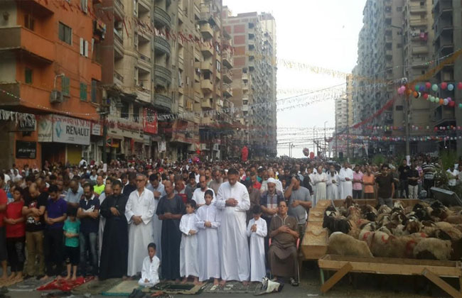 مئات الآلاف من المواطنين يؤدون صلاة عيد الأضحى بساحات الإسكندرية | صور 