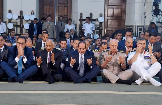 الرئيس السيسي يؤدي صلاة عيد الأضحى بالإسكندرية | صور