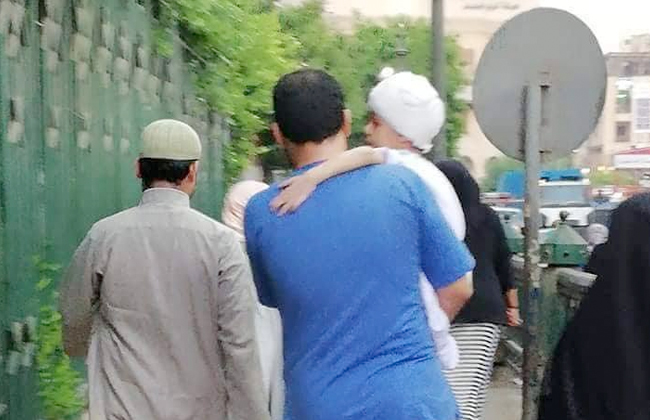 كريم عبد العزيز ينشر موقفا إنسانيا لطبيب يحمل طفلا مريضا لأداء صلاة العيد 