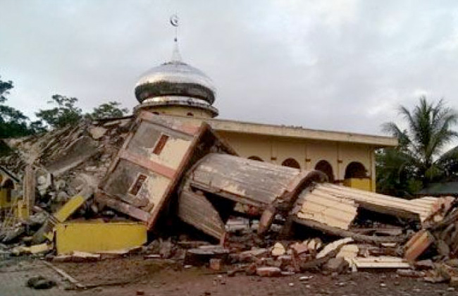 إنقاذ رجل من تحت أنقاض مسجد منهار في زلزال إندونيسيا