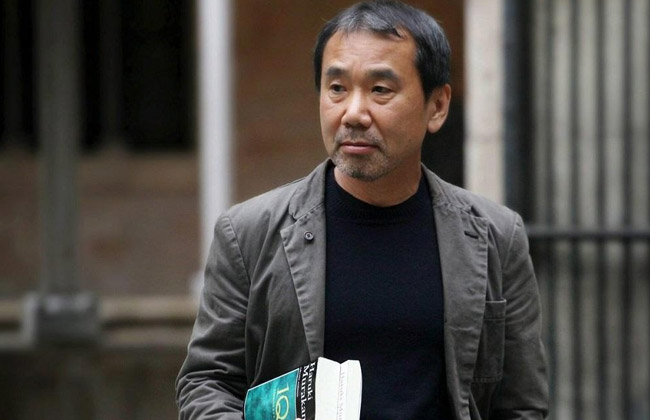 الياباني موراكامي يطالب بسحب ترشيحه لجائزة بديلة لـنوبل للآداب