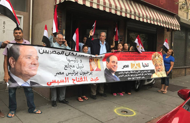 أبناء الجالية المصرية في أمريكا يحتشدون بنيويورك لاستقبال الرئيس السيسي| صور