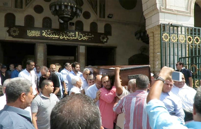 تشييع جنازة سمير خفاجي من مسجد السيدة نفيسة بحضور نجوم الفن والثقافة | صور