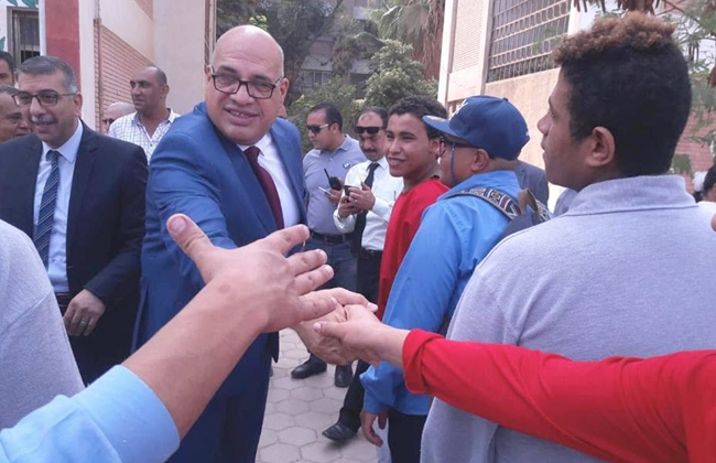 نائب محافظ القاهرة خلال زيارته للمجمع الحرفي لمتحدي الإعاقة