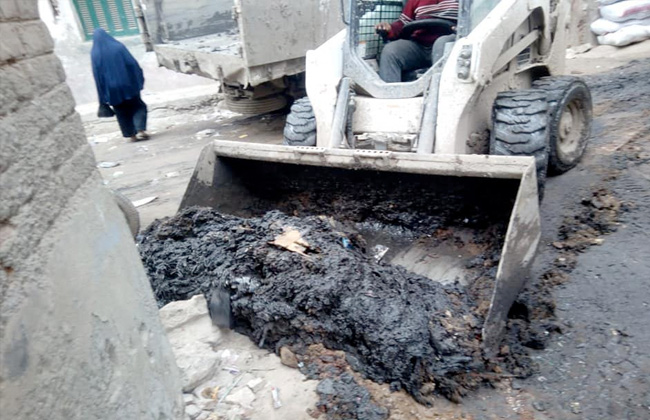 رئيس مدينة فوه بكفرالشيخ يقود حملة لإزالة الإشغالات ورفع القمامة من الشوارع | صور
